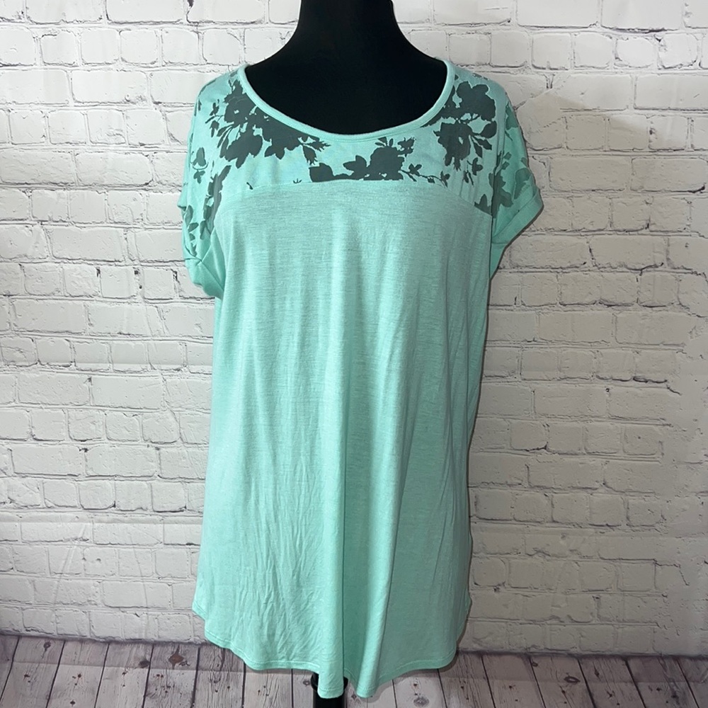 - 1X Apt 9 cap sleeve green scoop neck blouse. Good condition. Sheer top. …